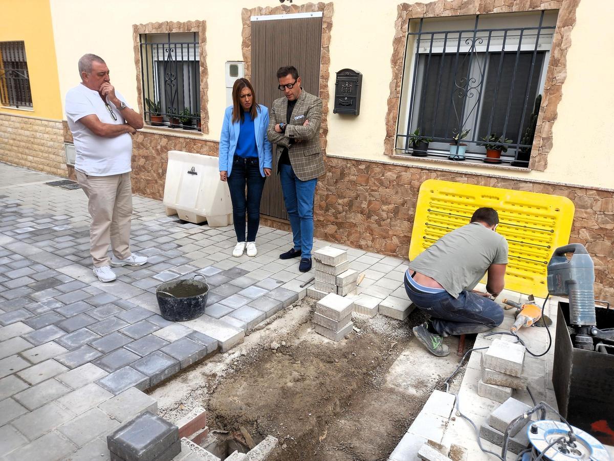 La alcaldesa, María Tormo, ha visitado la zona junto al concejal de Urbanismo, Vicente Martínez-Galí, y el representante de la asociación de vecinos del barrio.