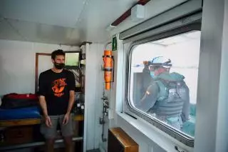 Greenpeace bloquea más de 8 horas el muelle gasero de Sagunt