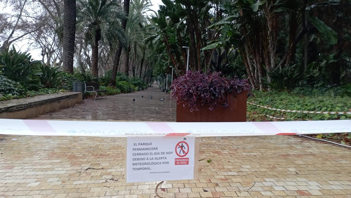 Cierre del Paseo de España por la alerta naranja por viento.