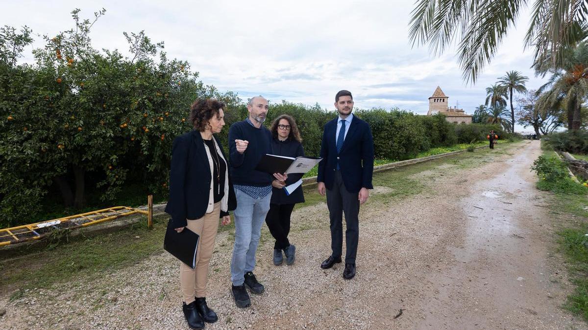 Alícia Izquierdo y José Manuel Prieto, ambos a la derecha, en una reciente visita a la Torre dels Pares.