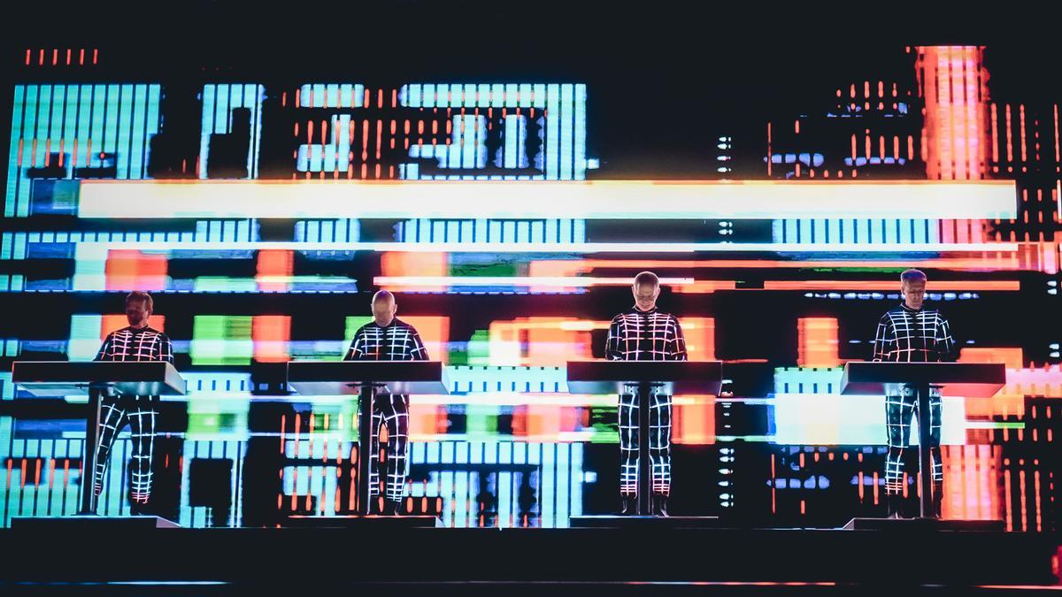 Kraftwerk sobre el escenario del Auditorio Natural de Lanuza.
