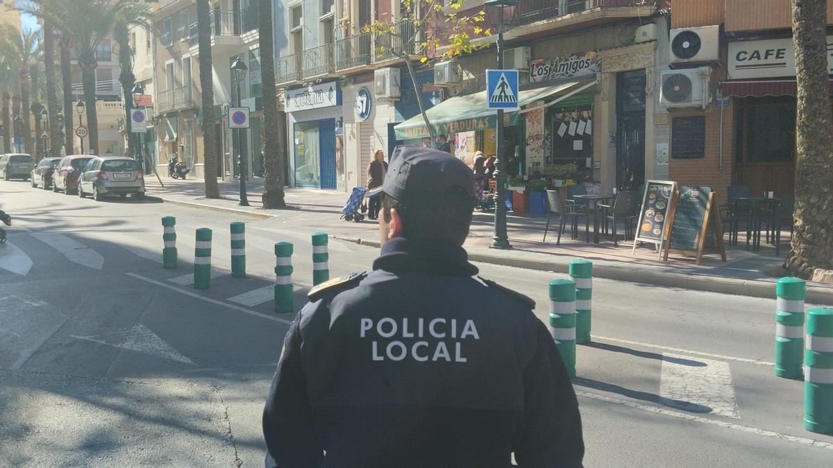 Un agente de la Policía Local de Aspe vigilando en la zona centro.