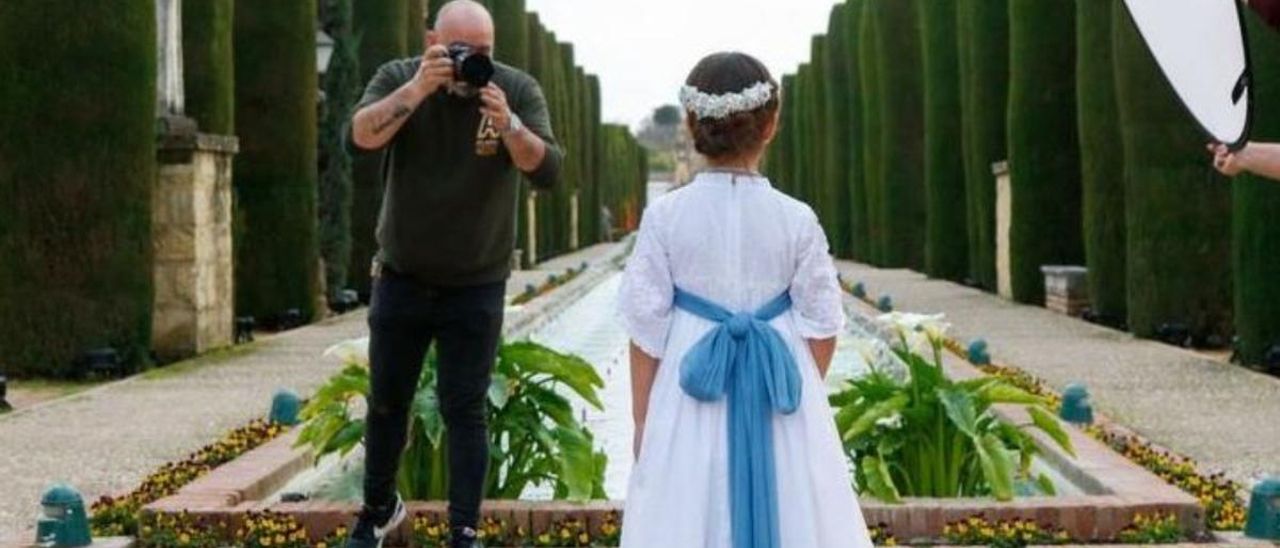 Una niña de comunión durante su sesión fotográfica.