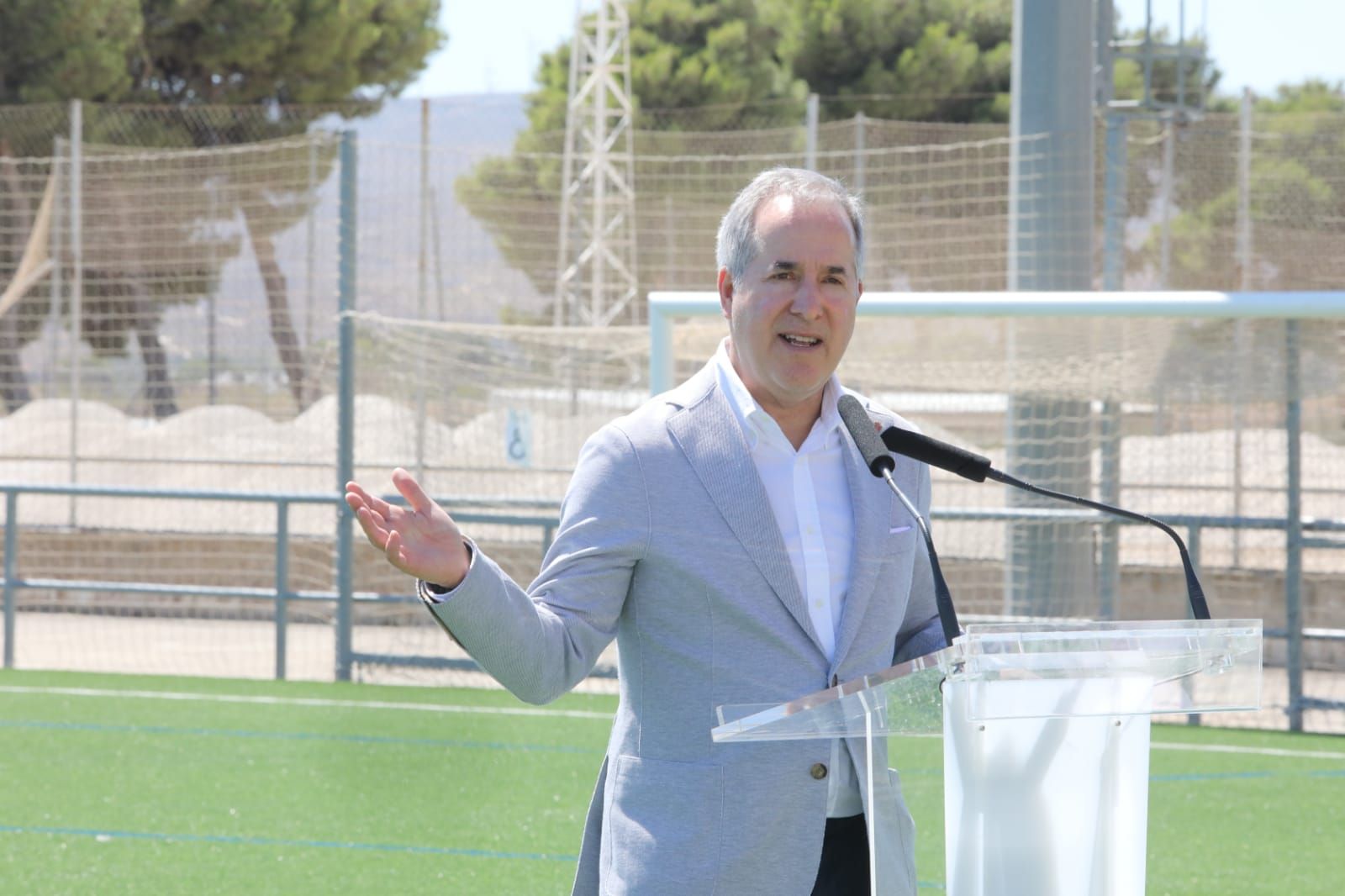 La visita de Jorge Mas a la Ciudad Deportiva del Real Zaragoza, en imágenes