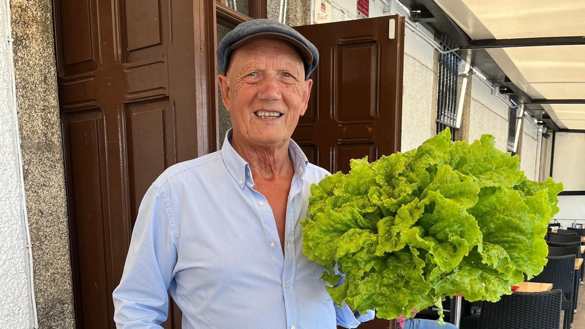 Luis Boado posa con una de sus lechugas.