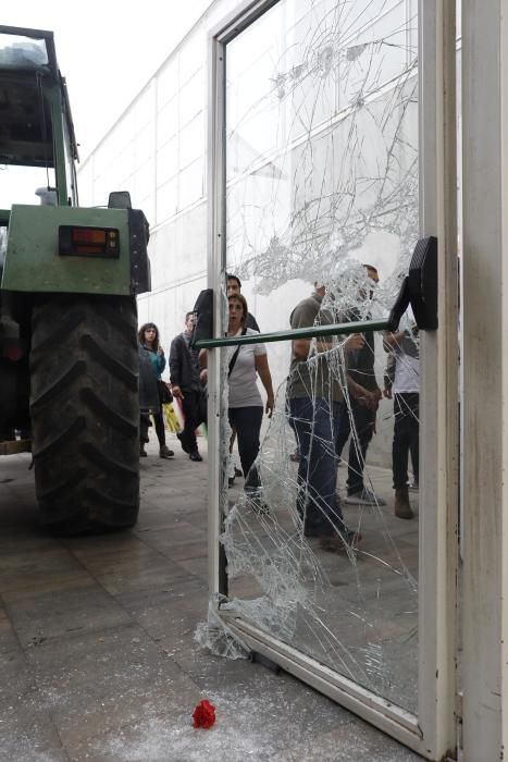 Guàrdia Civil i Policia Nacional desallotgen amb violència col·legis electorals gironins