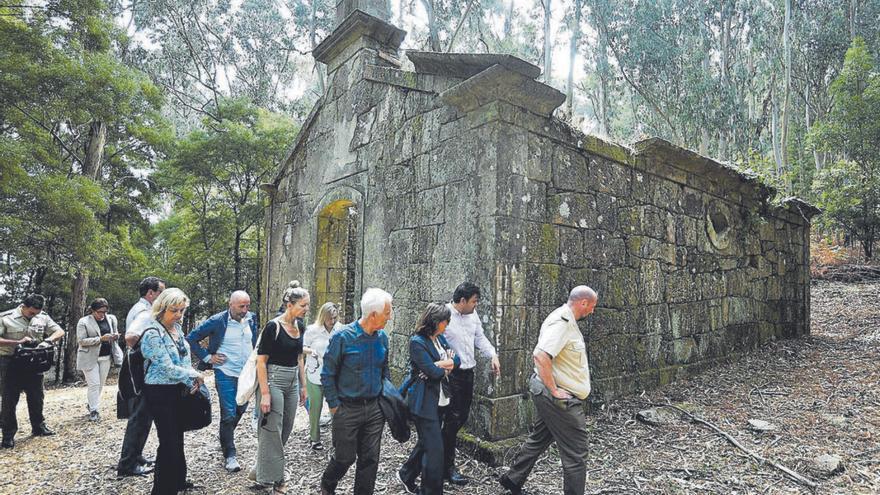 Una visita institucional a la Illa de Tambo, en agosto pasado. |   // G. SANTOS