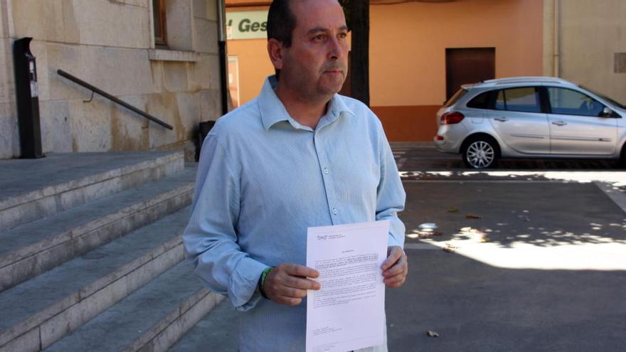 L&#039;alcalde de la Bisbal d&#039;Empordà, Lluís Sais, amb ban municipal que anuncia que s&#039;aixequen les restriccions de l&#039;aigua · ACN