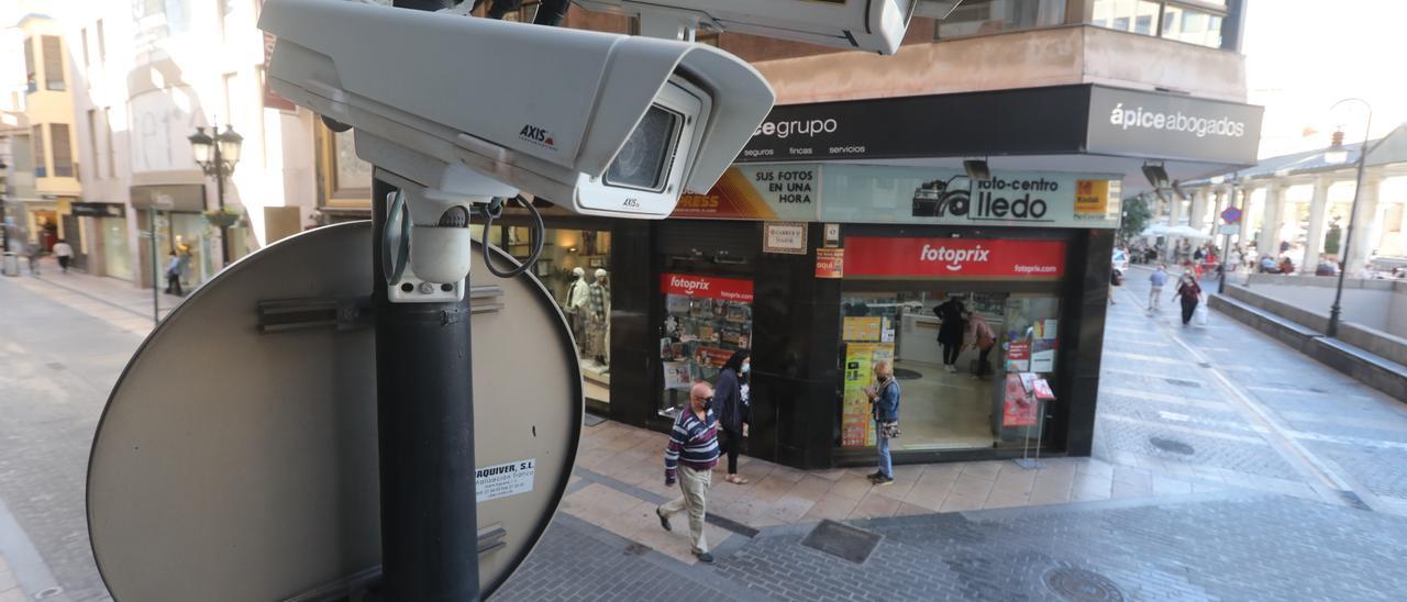 Cámara ubicada en la calle Mayor de Castelló, junto al aparcamiento de Santa Clara.