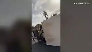 Un camión vuelca antes de llegar a Belén María y atasca el tráfico en Las Palmas de Gran Canaria