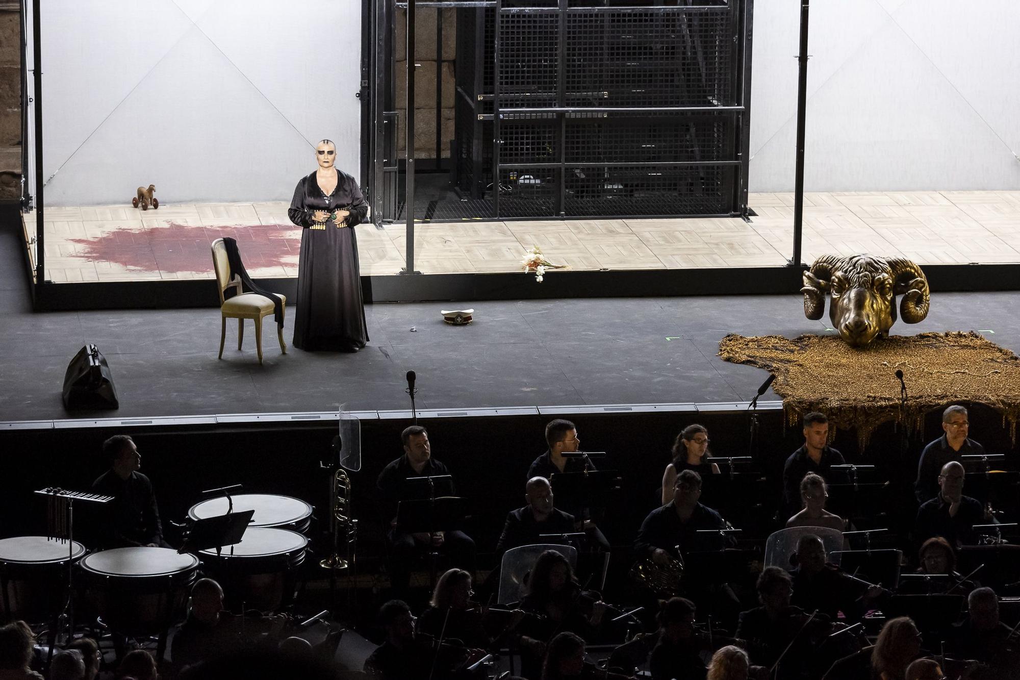 Una gran Medea operística levanta el telón imaginario del festival de teatro de Mérida