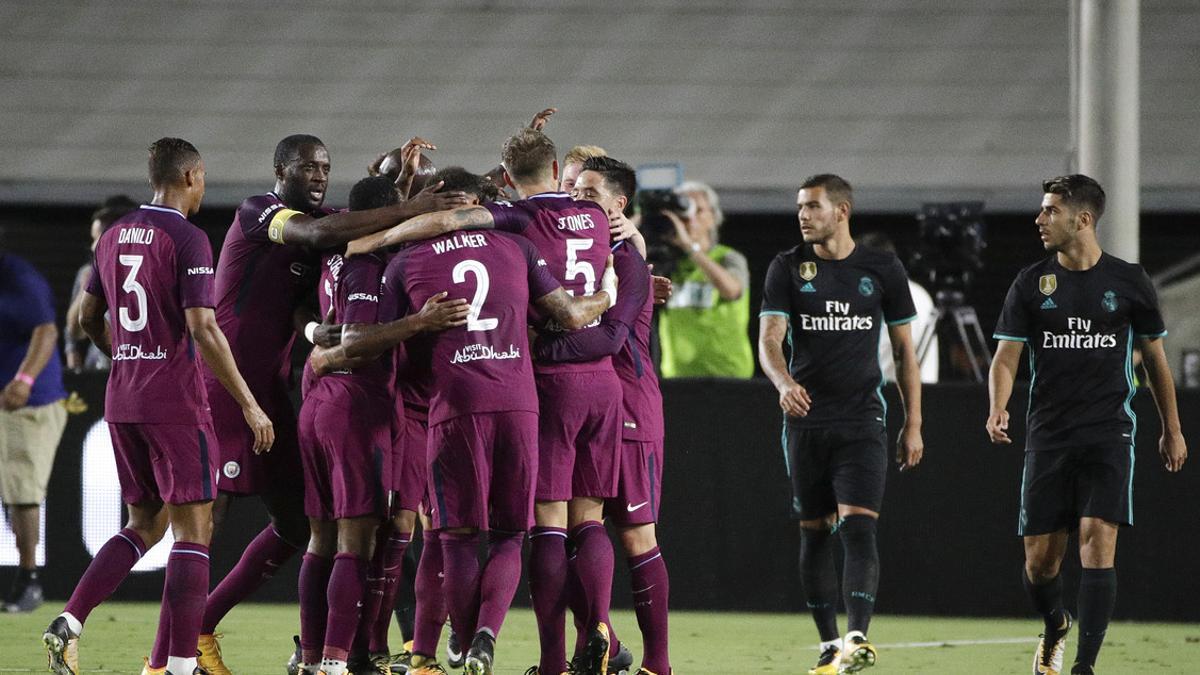 Los jugadores del City se abrazan ante los desafortunados futbolistas de Zidane