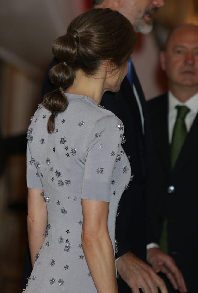 Letizia Ortiz con vestido de estrellas de Nina Ricci y coleta de tres partes