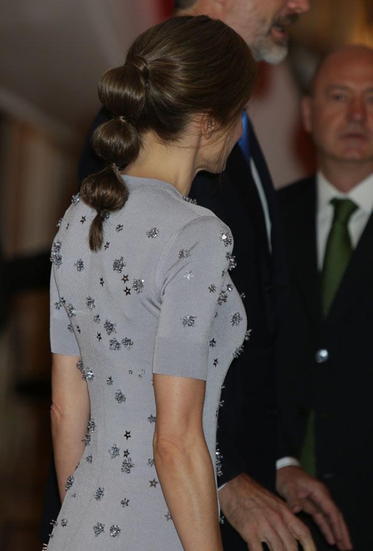 Letizia Ortiz con vestido de estrellas de Nina Ricci y coleta de tres partes