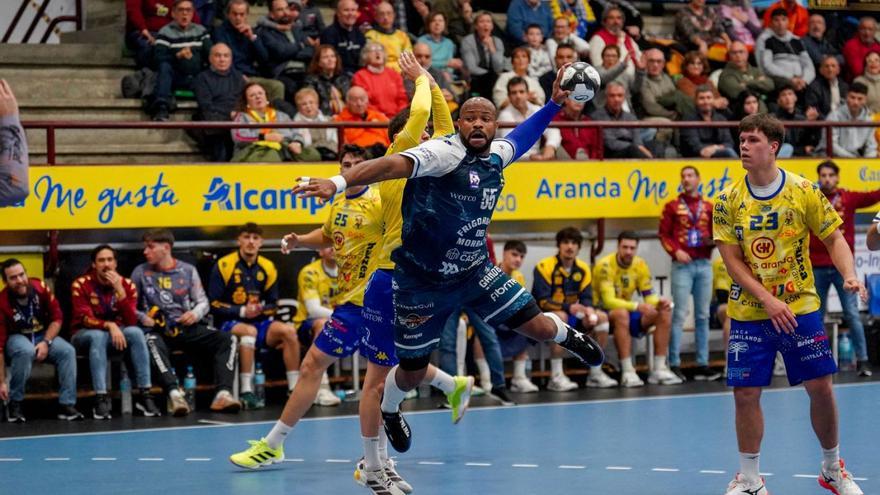 Ángel Rivero lanza a puerta en el duelo entre Villa de Aranda y Frigoríficos.