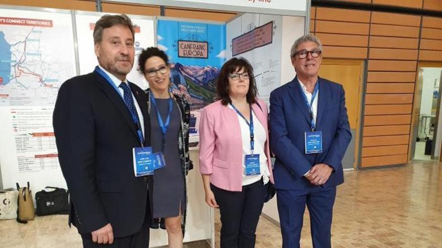 José Luis Soro, Isabel Rodríguez y Gregorio Briz, en la feria de Lyon, presentando las oportunidades de la reapertura del Canfranc.