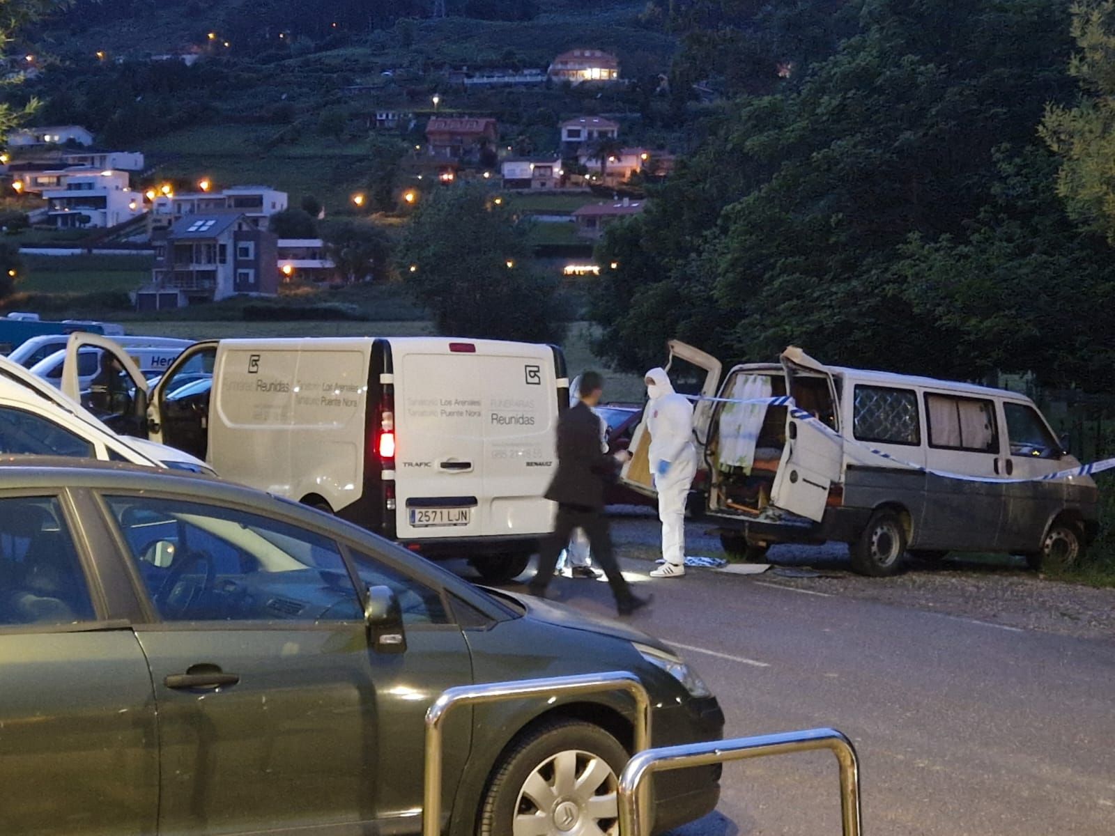 EN IMÁGENES | Aparece un hombre muerto y "momificado" dentro de una furgoneta en un aparcamiento en Oviedo