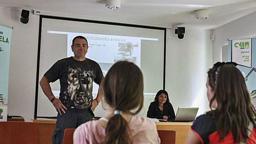 Una de las charlas ofrecidas en la jornada de ayer por parte de los responsables de Otocan Escuela Canina.