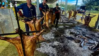 Los secretos para asar corderos a la estaca se esconden en el  Prau Llagüezos