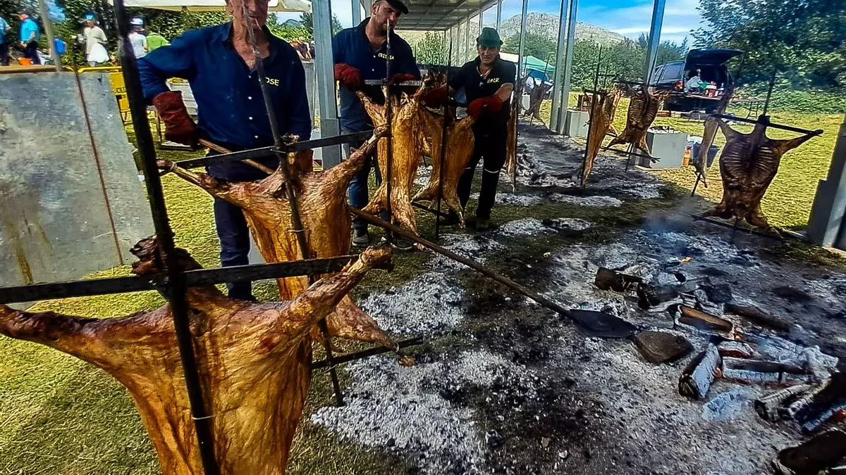 Los secretos para asar corderos a la estaca se esconden en el  Prau Llagüezos