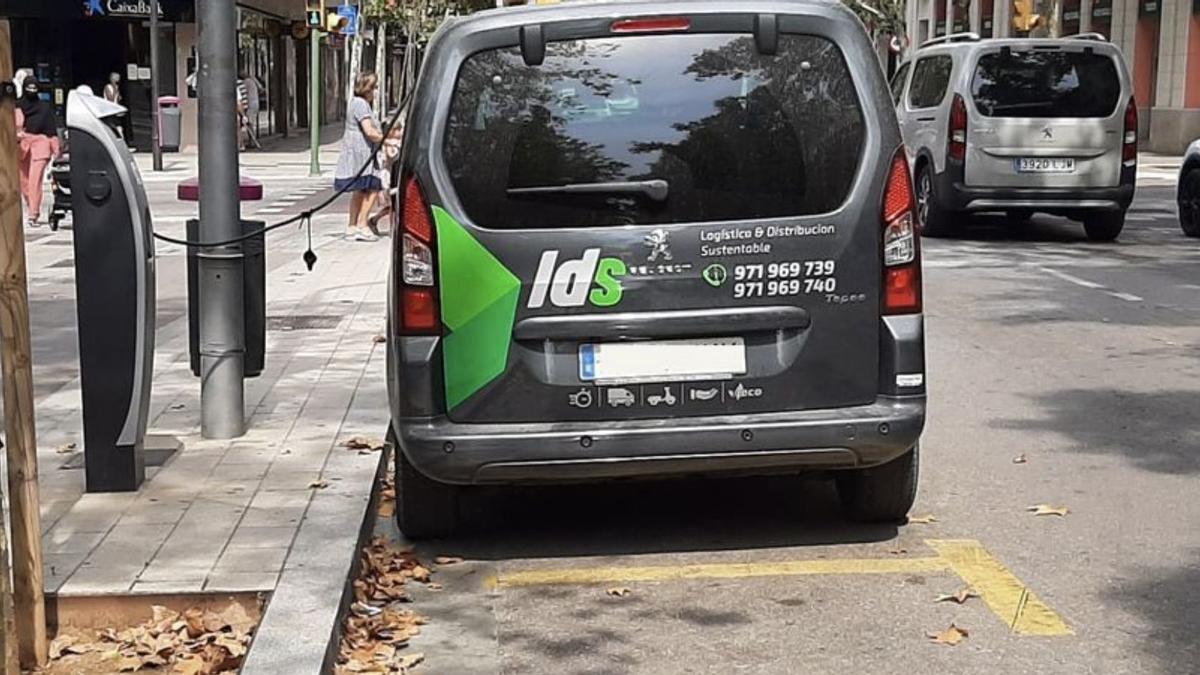 Uno de los puntos de recarga existentes en la plaza Fleming.