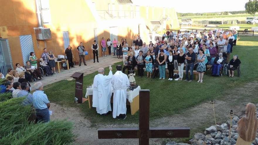 Internos, familiares y vecinos durante la celebración de la misa en los jardines de la residencia de Camarzana de Tera. A la derecha, merienda en la jornada dedicada a los abuelos. Fotos M. A. C.