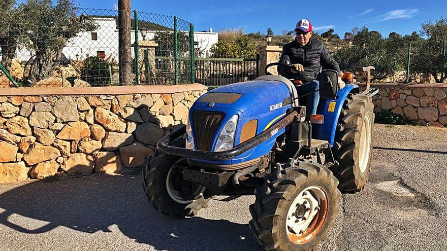 Miquel Bonet se dirige con su tractor a su finca, donde la semana pasada encontró coches aparcados sobre los sembrados de forraje y cebada. 