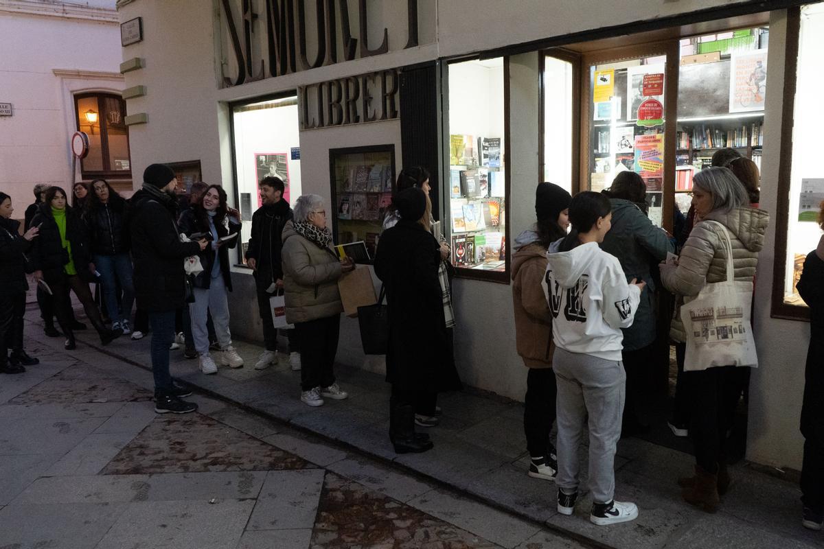 Expectación en la librería Semuret para la firma de libros de Ángel Martín.