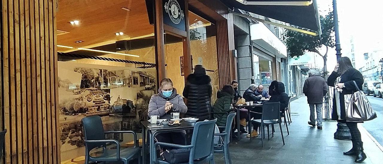 Café Alameda de A Estrada, ayer, solo con servicio de terraza y café para llevar.  | // AC