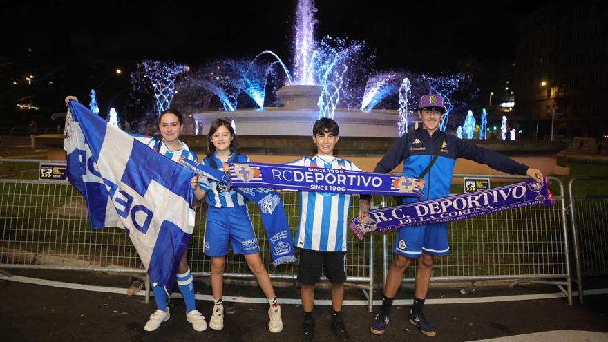 Aficionados celebran en Cuatro Caminos el ascenso del Deportivo.