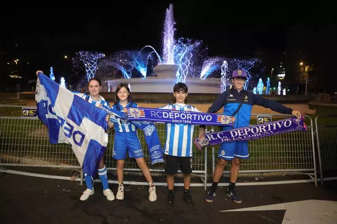 Aficionados celebran en Cuatro Caminos el ascenso del Deportivo.