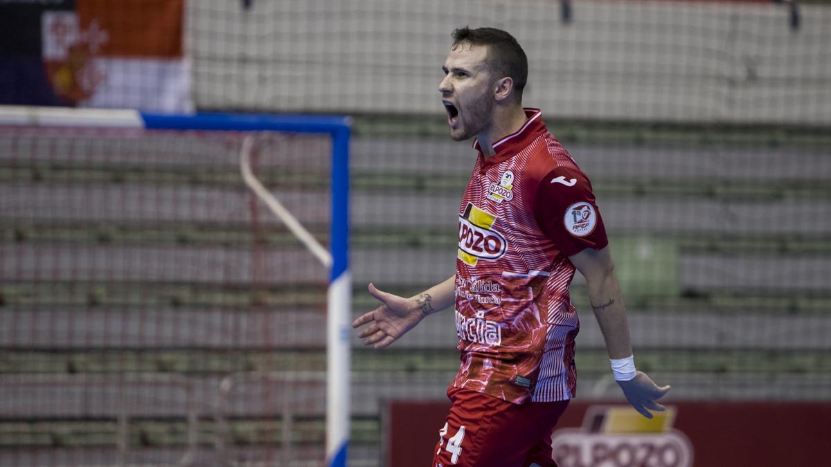 Paradynski celebra un gol con ElPozo