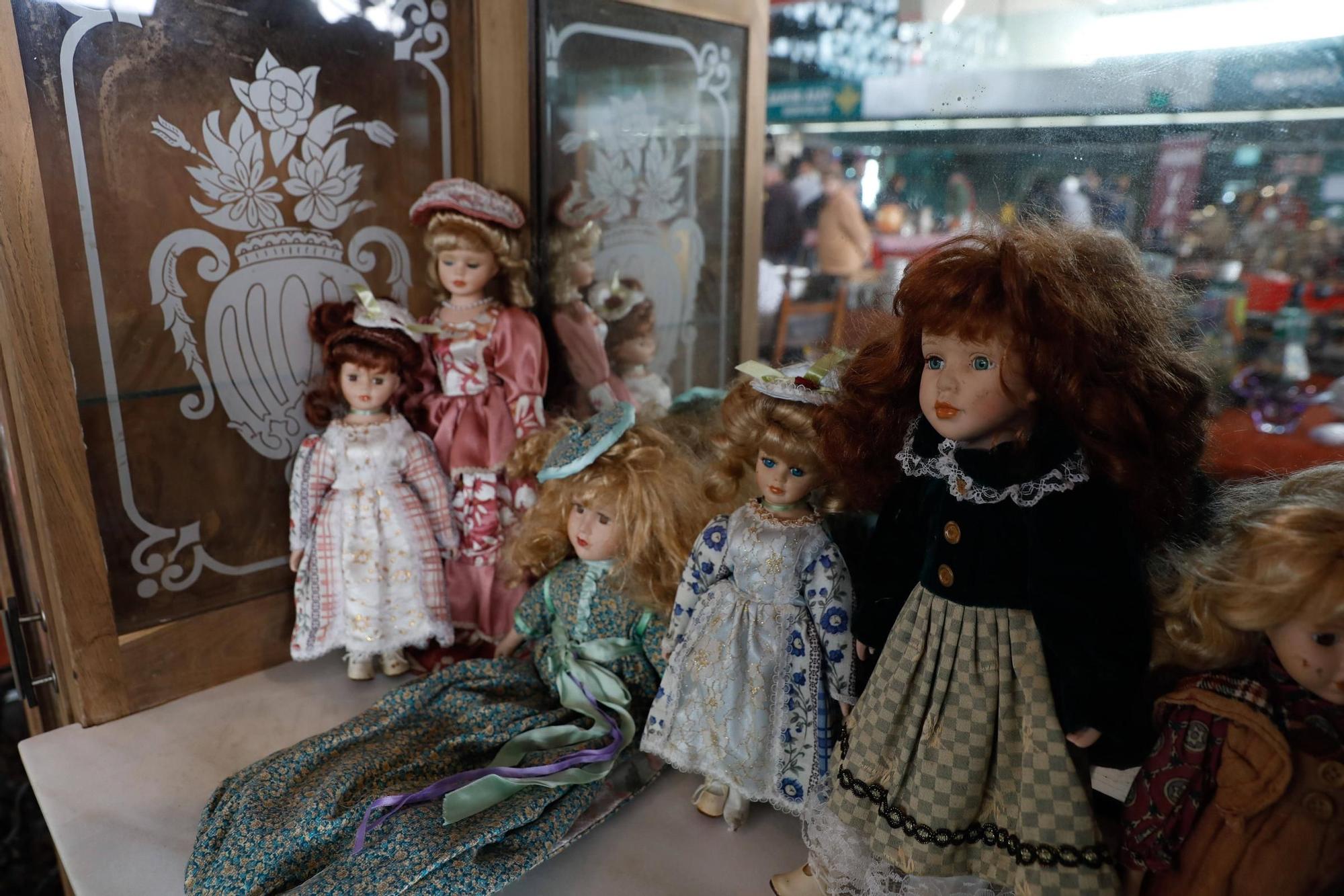 Larga cola en la apertura de la Feria de Antigüedades