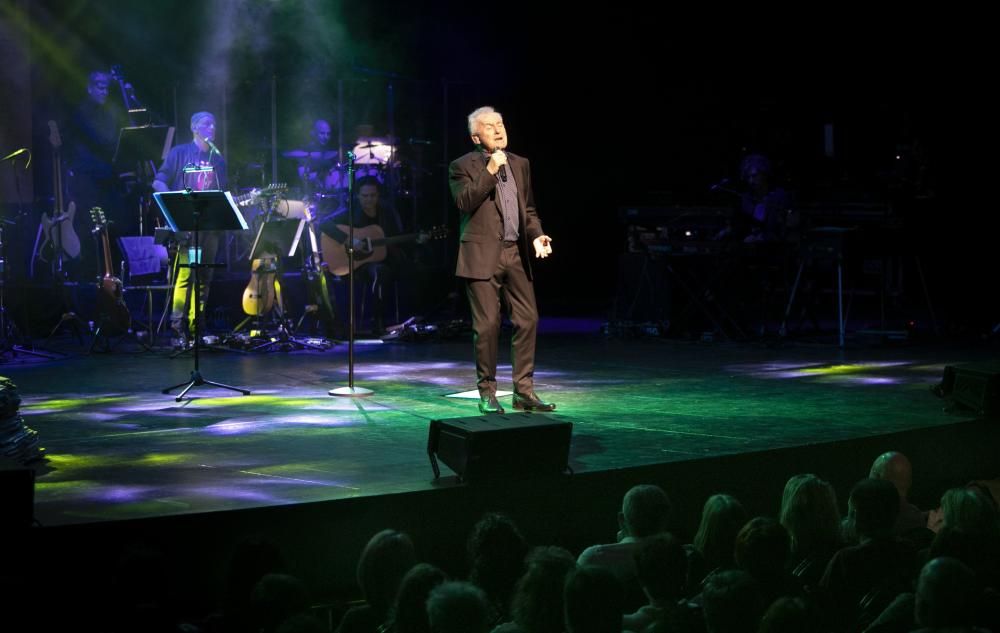 Concierto de Víctor Manuel en el teatro Campoamor.