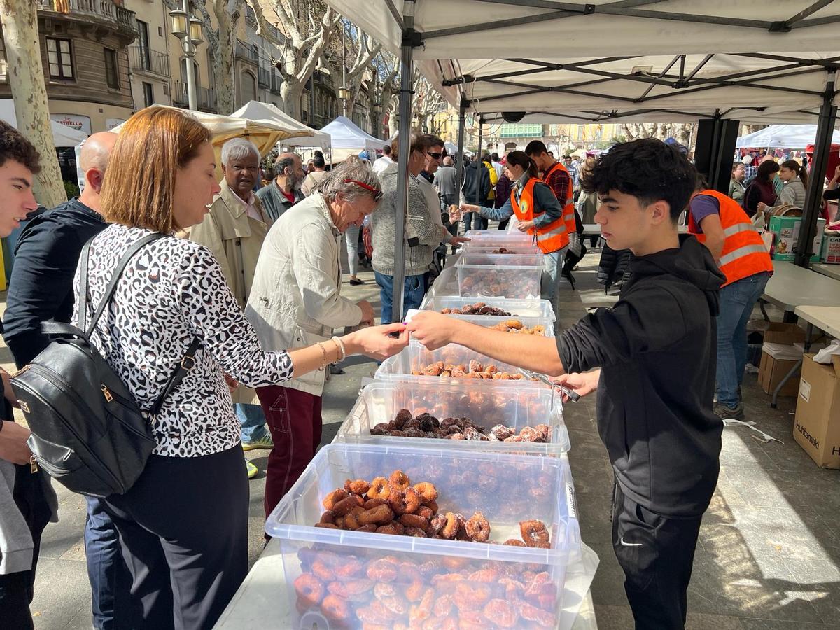 Una parada de venda de brunyols a la Rambla.
