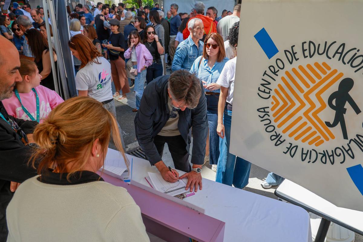 Alberto Varela firmando su apoyo a la iniciativa en el reciente Solifest.