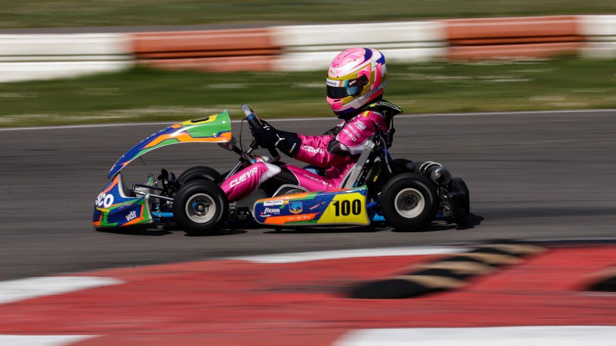 Alba Cueva, con su kart en el circuito Fernando Alonso.