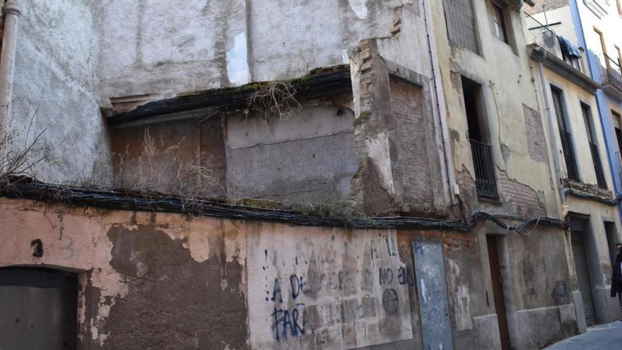 Comencen els treballs per enderrocar dos edificis del carrer de Sant Bartomeu