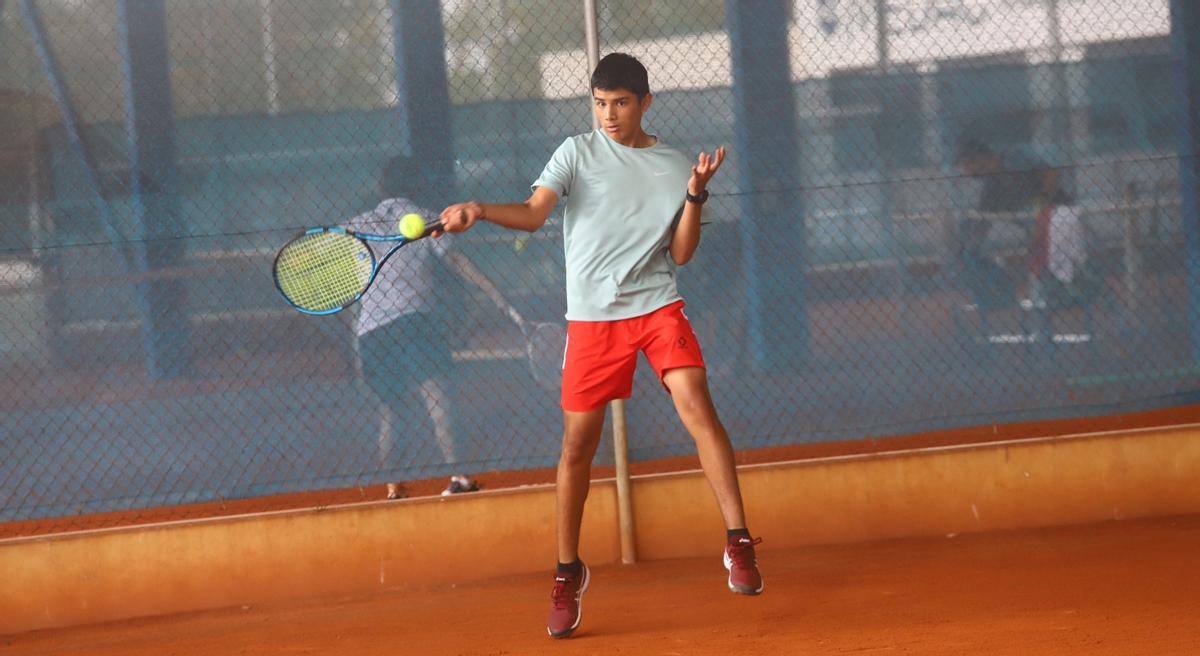 Un jugador golpea una bola en Open Arena durante uno de los encuentros de la Copa Davis Júnior.