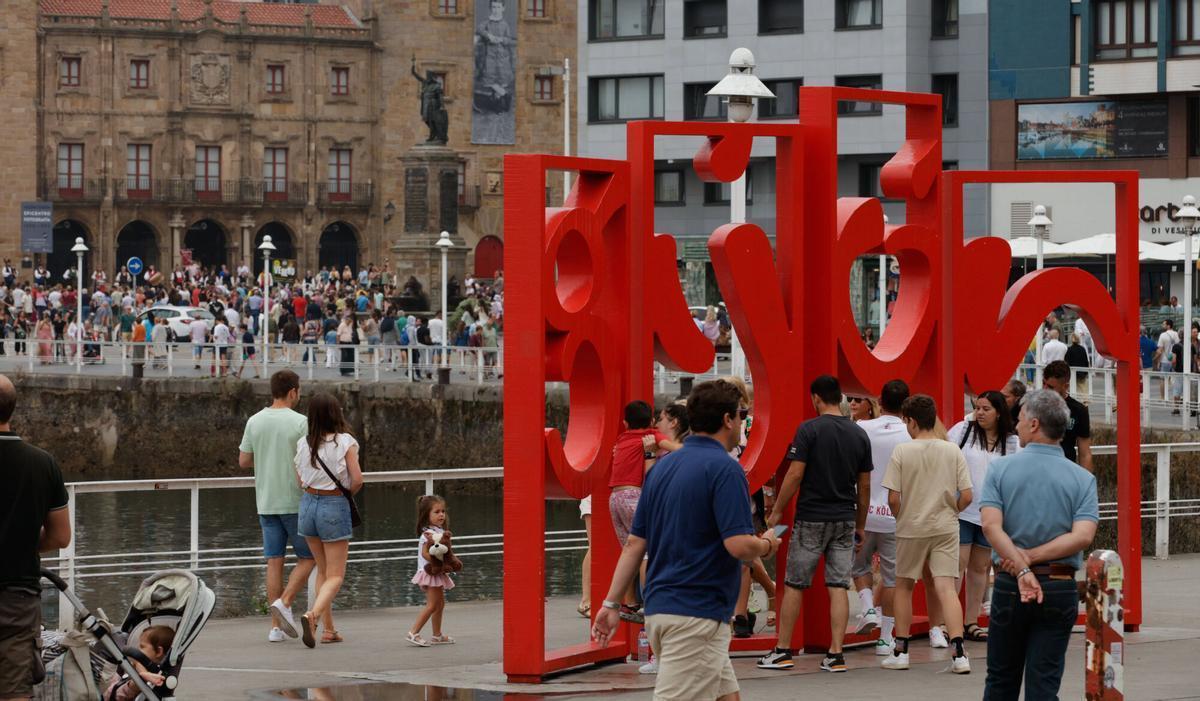 Un grupo de visitantes junto a las letronas de la ciudad