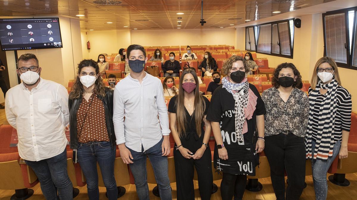 Los aspirantes a maestros han tenido la oportunidad de conversar sobre el futuro con antiguos alumnos del CEU.