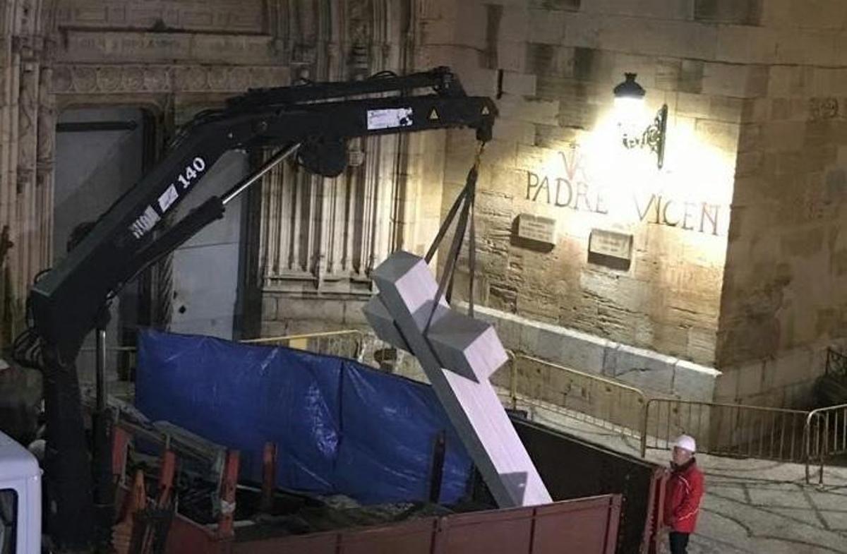 Imagen de la retirada de la Cruz el lunes 29 de enero.