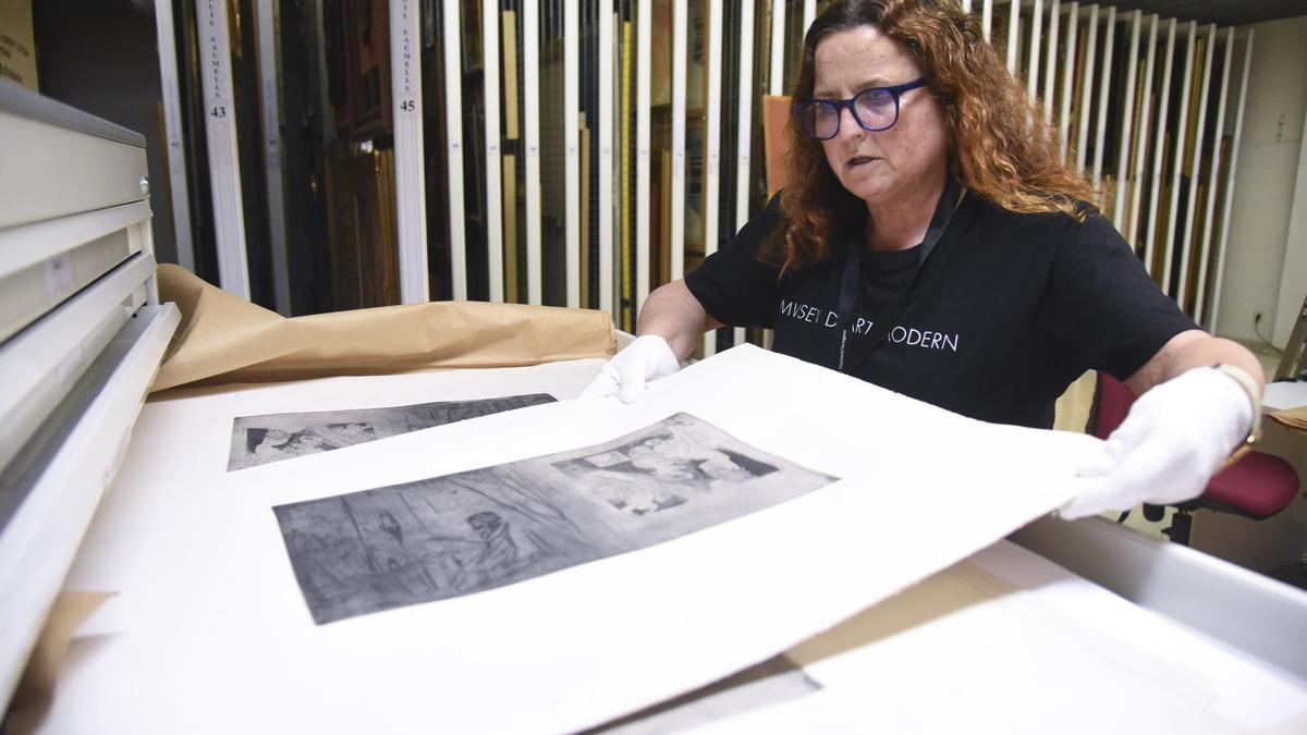 Montserrat Palau ensenya un gravat del fons de Saumells