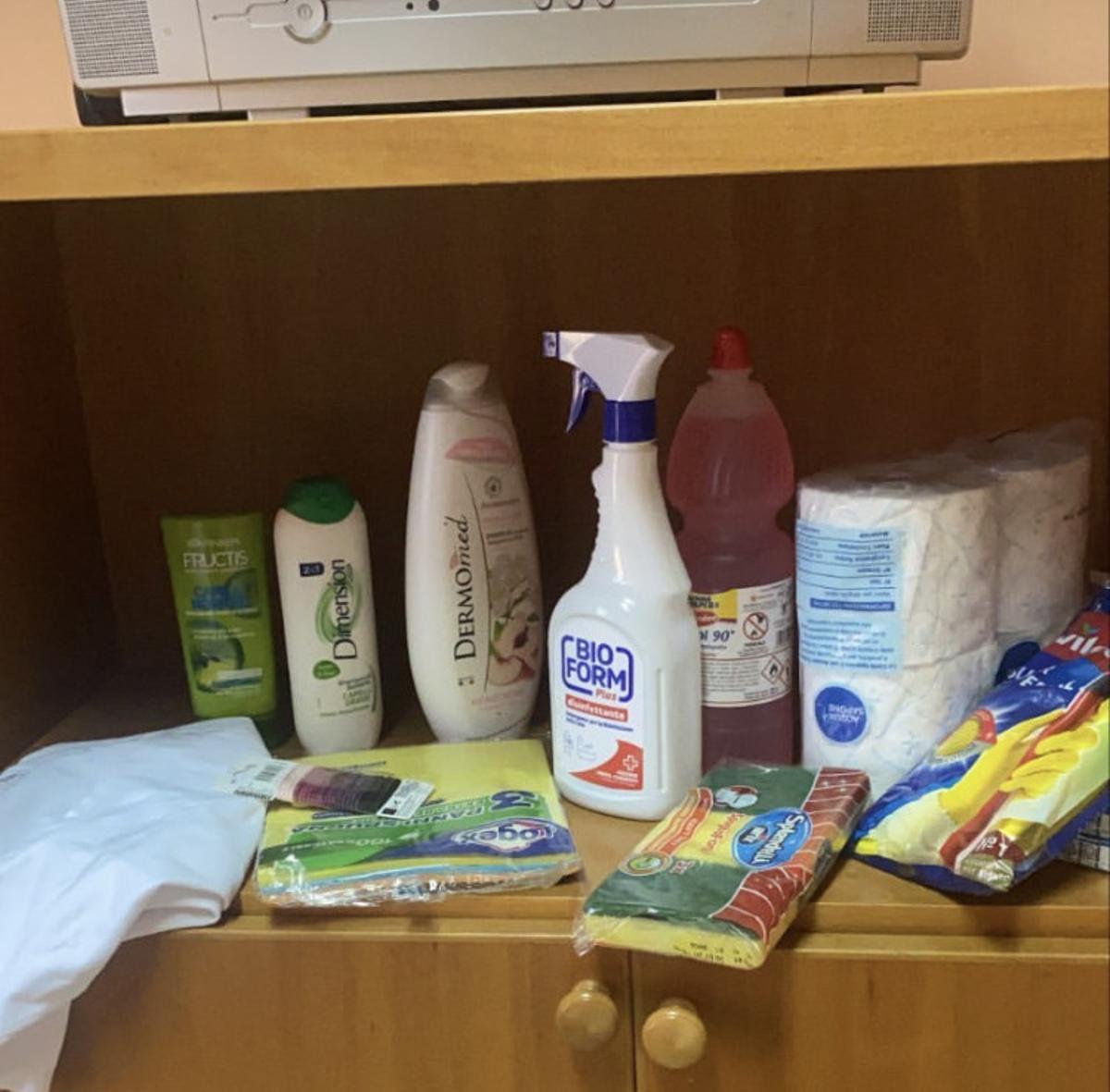 Los conocidos de Laura en Sicilia le han traído productos de higiene y limpieza al hotel.