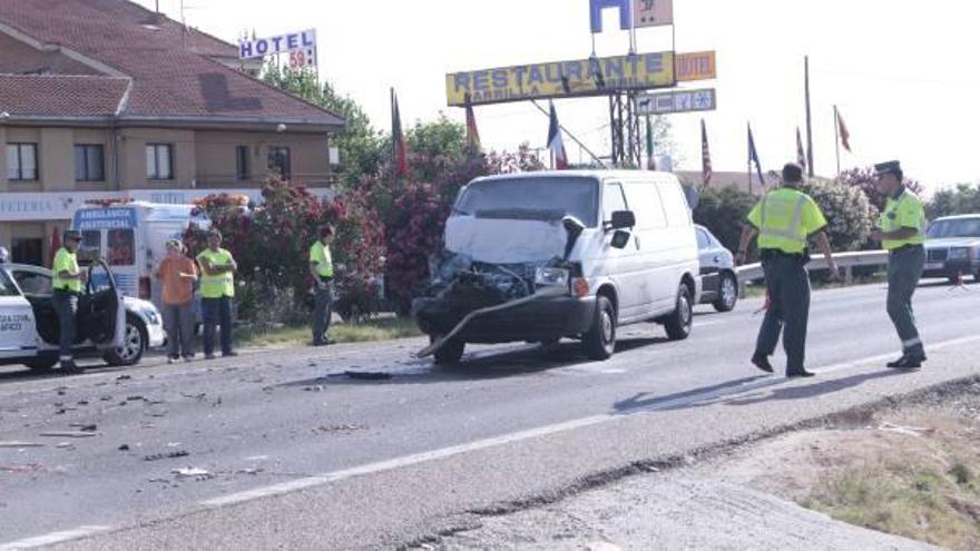 Un herido al colisionar  una furgoneta y un camión en la recta de Coreses