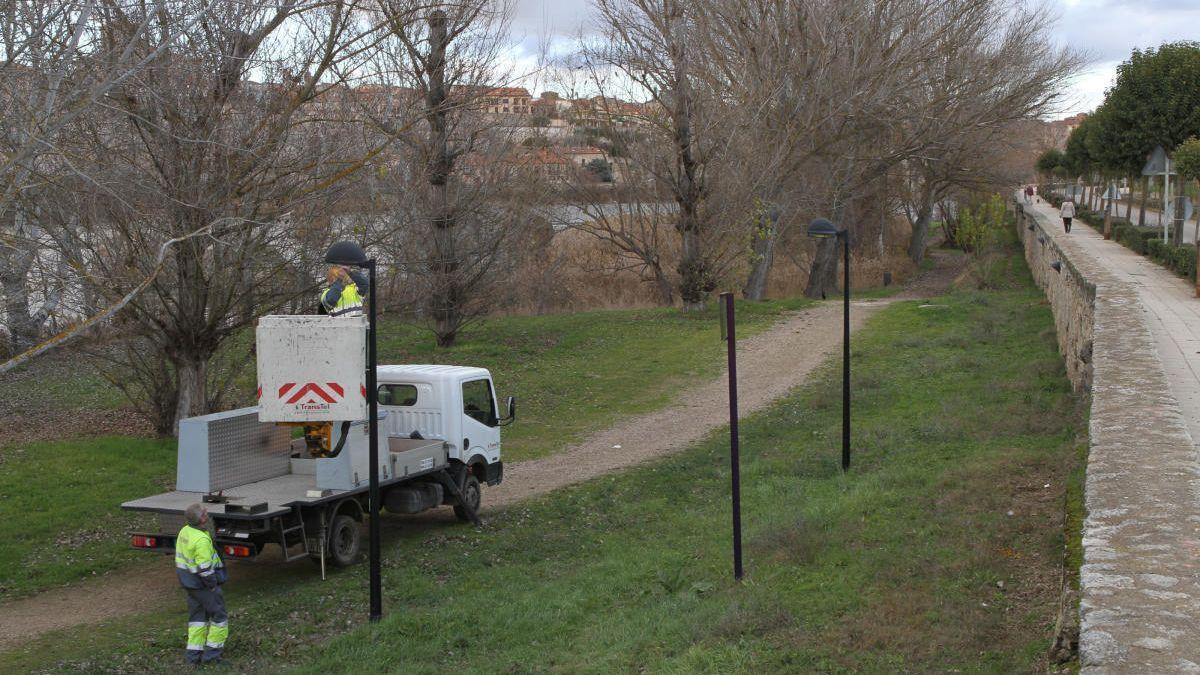 Antigua renovación de alumbrado público en las márgenes del río.