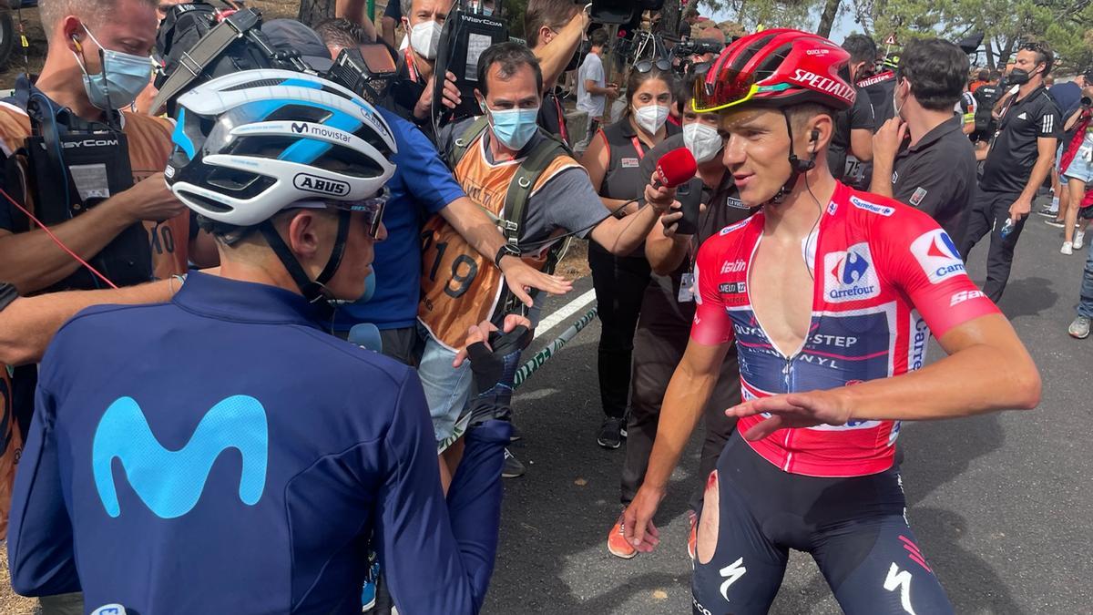 Enric Mas conversa con el líder Remco Evenepoel tras concluir la etapa