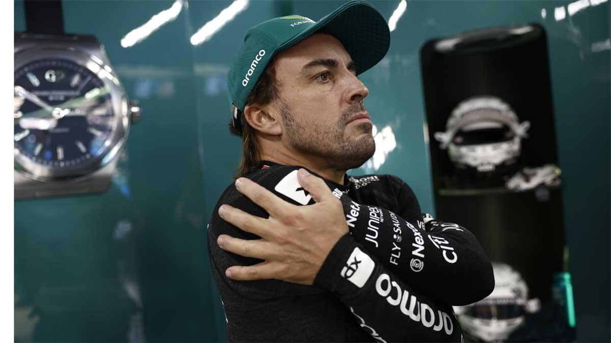 Fernando Alonso, en el box de su equipo tras una carrera