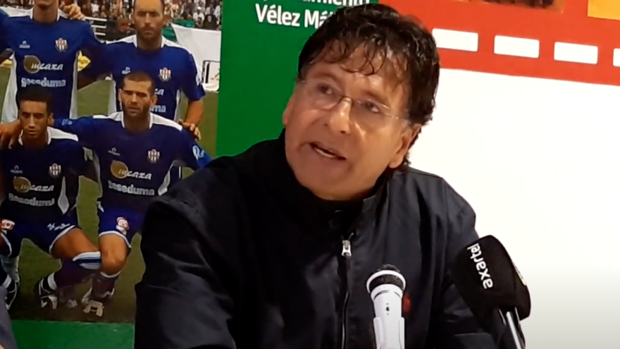 Lucas Cazorla en la presentación como técnico del Vélez CF