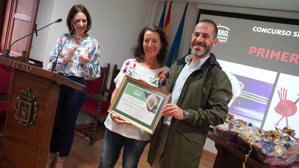 Ángel García y Patricia Antuña, entregando el premio a Alicia García de La Vega, de Picofino.